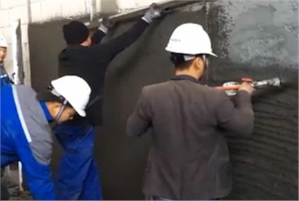 6人組機(jī)械化抹灰（自動(dòng)輸送、自動(dòng)攪拌和噴涂、刮平及收面）